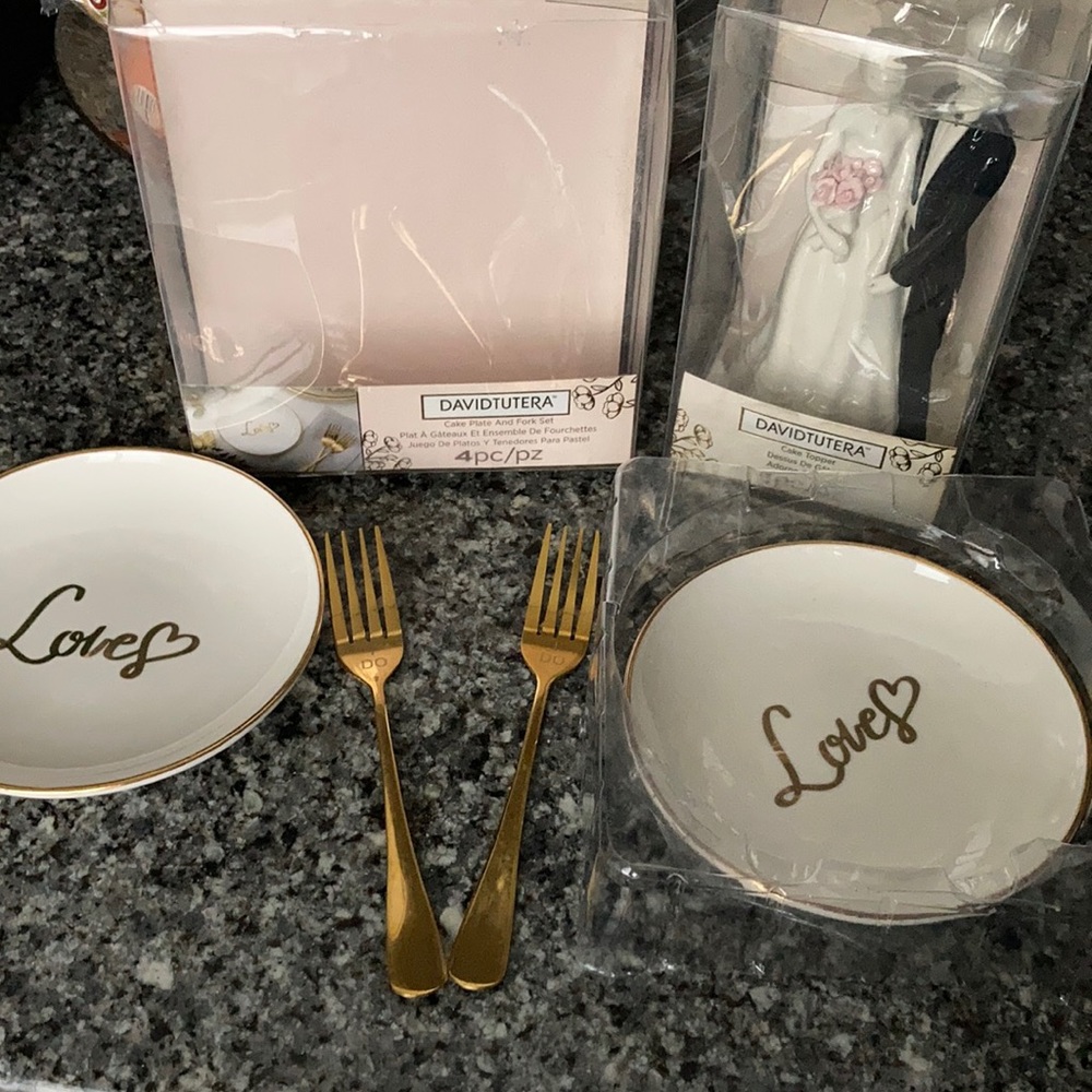 Cake topper and cake plate with fork set